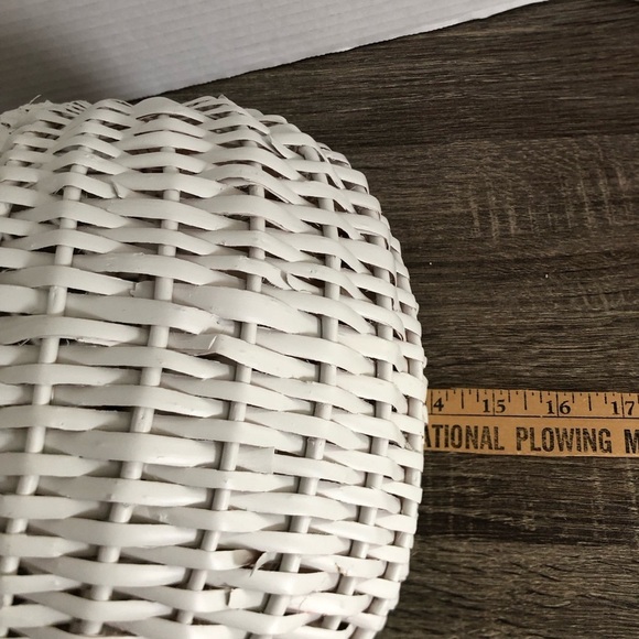 Vtg White Woven Wall Basket - Picture 6 of 11
